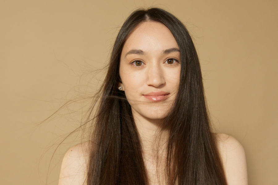 Maquillage pour une brune aux yeux marrons : couleurs et conseils pour vous sublimer
