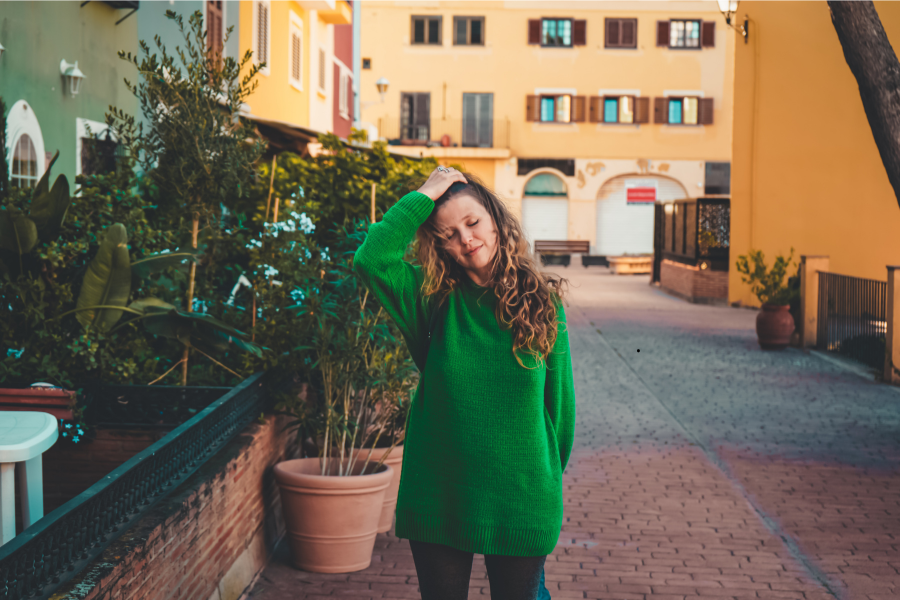 Femme portant un pull oversize vert