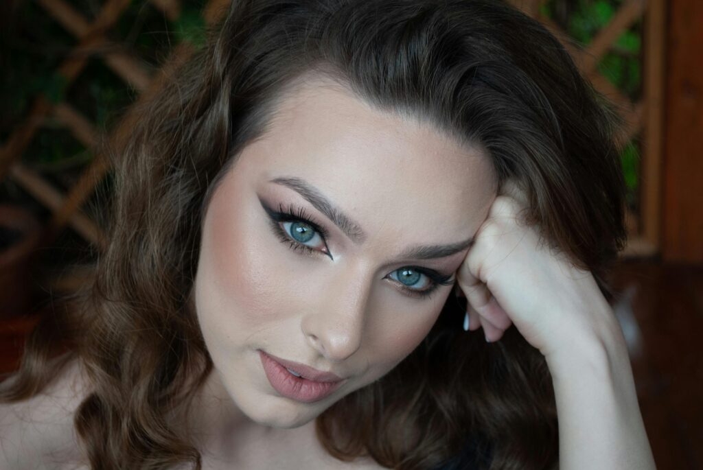 Maquillage yeux bleu vert avec fard bronze lumineux