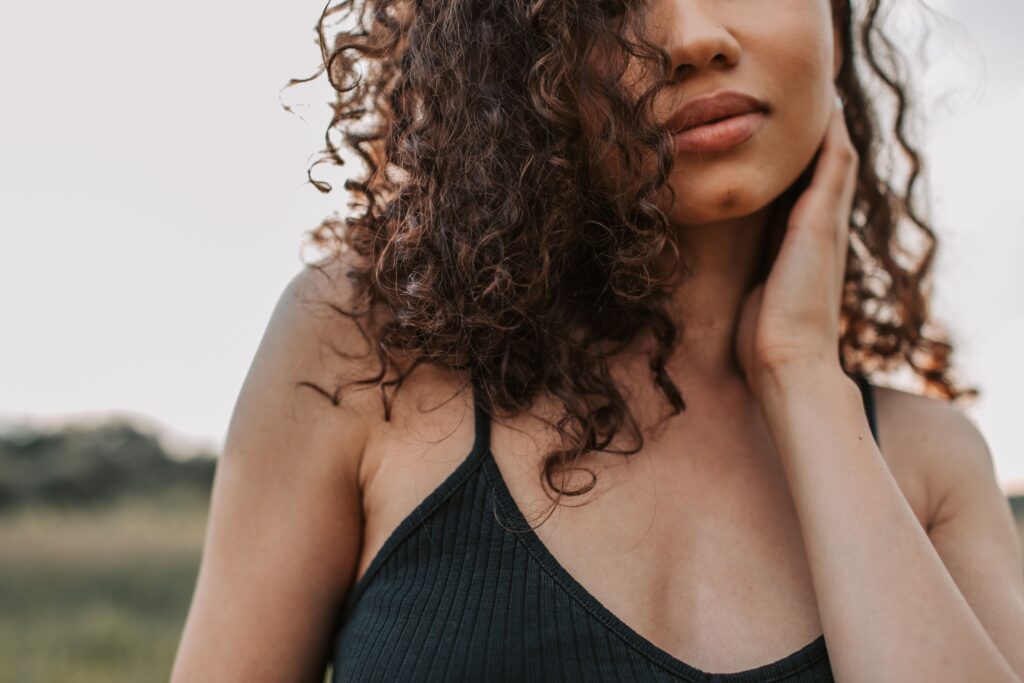 Cheveux bouclés définis avec une routine simple